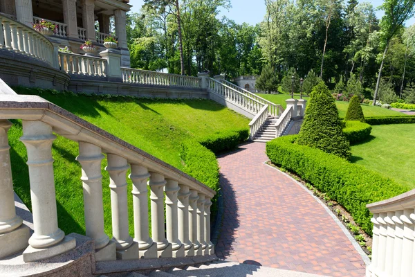 Modern green park from  steps — Stock Photo, Image