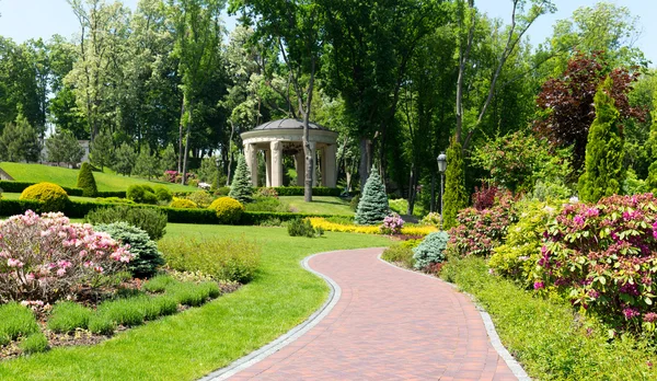 Long curved path to  park — Stock Photo, Image