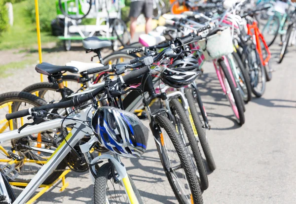 Biciclette di fila primo piano — Foto Stock