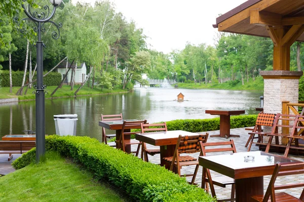Restaurant in de buurt van het meer — Stockfoto