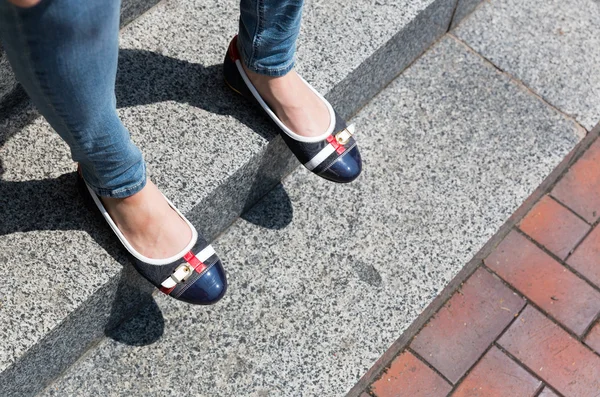 Pies femeninos de pie en escaleras — Foto de Stock