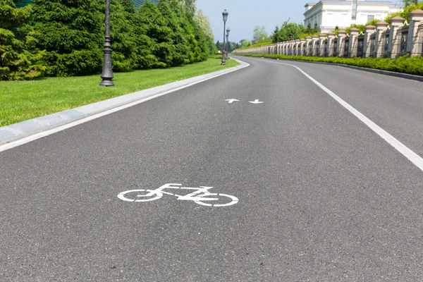 Trilha de asfalto moderna para ciclistas — Fotografia de Stock