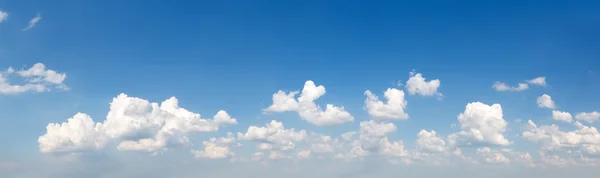 Blick auf den blauen Himmel — Stockfoto