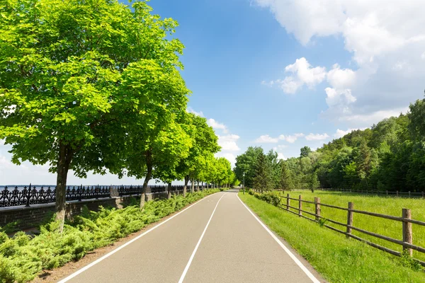 Asphaltstraße in Meeresnähe — Stockfoto