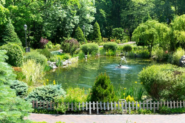 Lago en el verde parque de primavera — Foto de Stock
