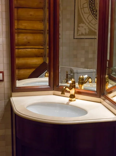 Luxurious sink with mirror in house — Stock Photo, Image