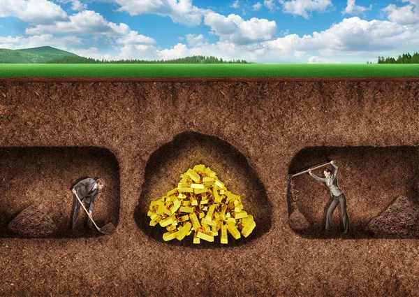 Businesspeople dig a tunnel to treasure — 图库照片