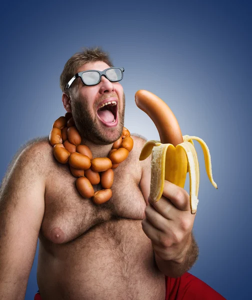 Homme fou avec des saucisses sur le cou — Photo