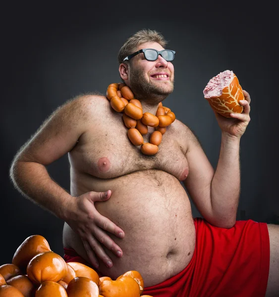 Hombre gordo con salchichas — Foto de Stock