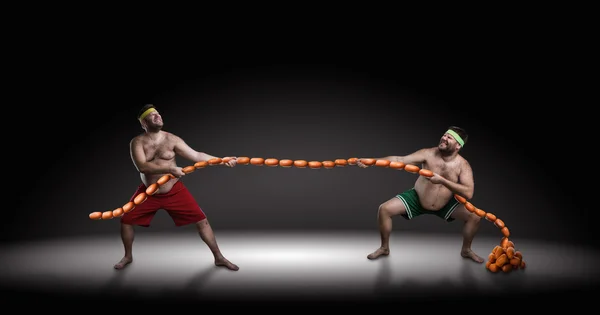 Dois homens lutando por salsichas — Fotografia de Stock