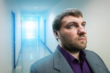 Koridorda ciddi iş adamı