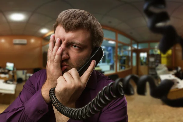 Man speaks on the phone — Stock Photo, Image