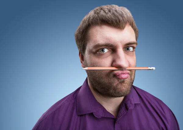 Muž s tužkou v nose — Stock fotografie