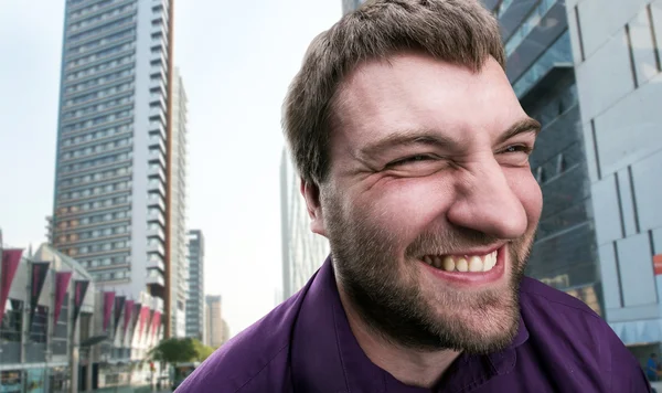 Homem barbudo sorridente — Fotografia de Stock