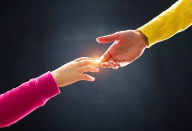 Annenin el küçük çocuğun el dokunuyor