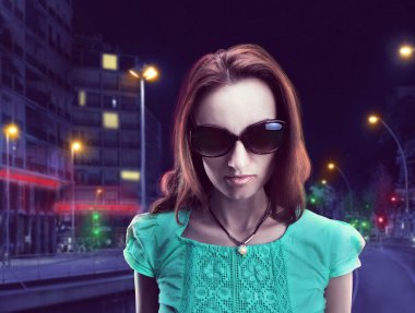 Güneş gözlüklü genç kadın