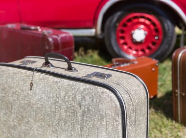 bavul retro araba üzerinde