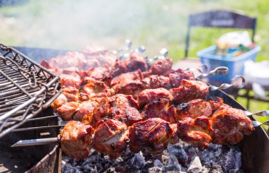 Şiş üzerinde lezzetli kebap