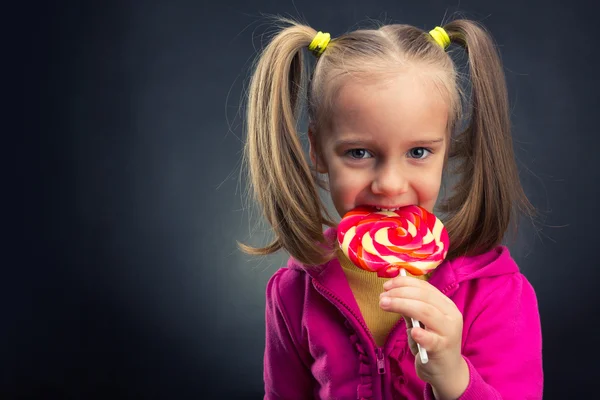 Mädchen isst leckeren Lutscher — Stockfoto