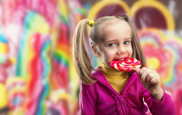 Девушка ест вкусный леденец — стоковое фото