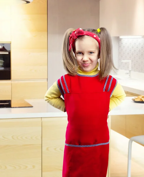 Menina pequena na cozinha — Fotografia de Stock