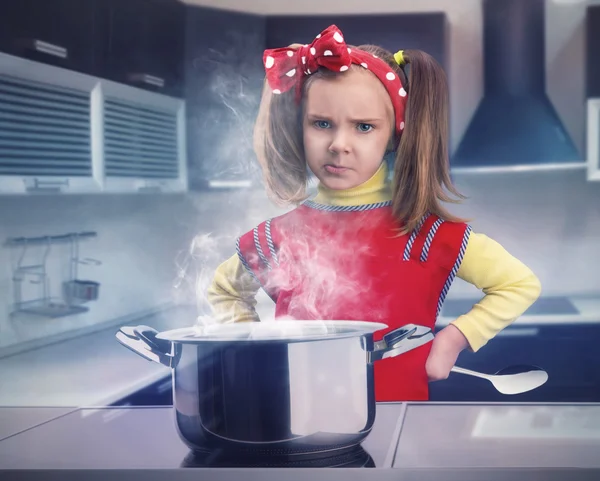 Klein meisje koken — Stockfoto