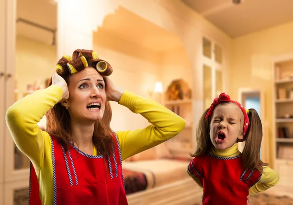 Menina chorando sobre a mãe — Fotografia de Stock