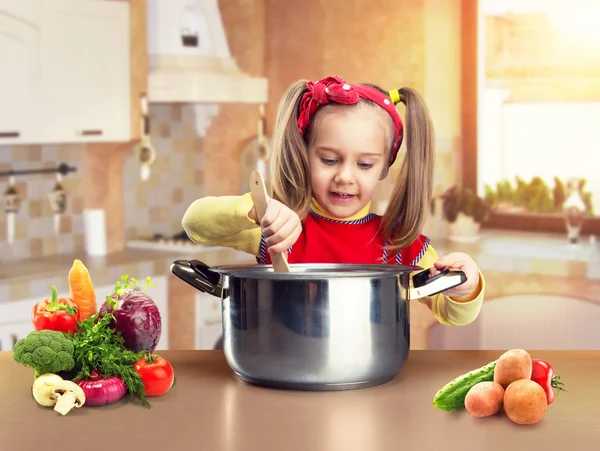 小さな女の子の料理 — ストック写真