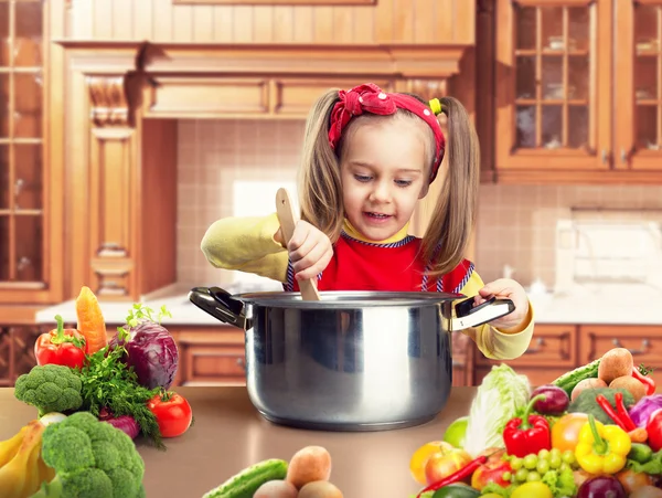 小さな女の子の料理 — ストック写真