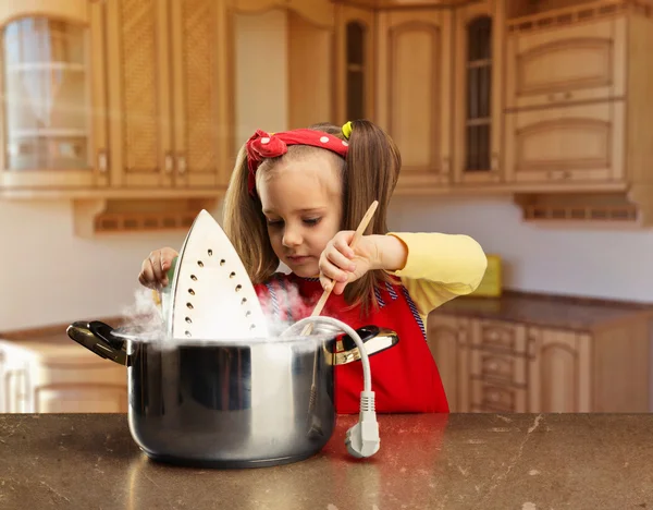 Malá holčička, vaření — Stock fotografie