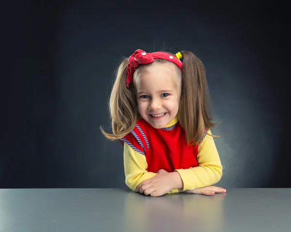 Linda niña sonriendo — Foto de Stock