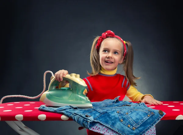 Niña planchando —  Fotos de Stock