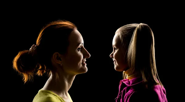 Vista lateral da mãe e da filha — Fotografia de Stock