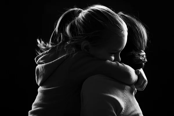 Ragazzina abbracciando sua madre — Foto Stock