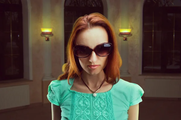 Młoda kobieta w okularach przeciwsłonecznych — Zdjęcie stockowe