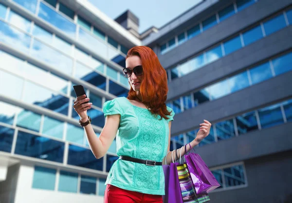 Mujer con bolsas de compras —  Fotos de Stock