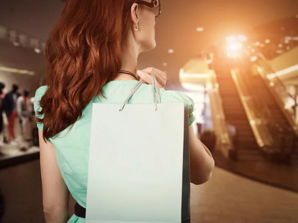 Mujer con bolsa de compras —  Fotos de Stock