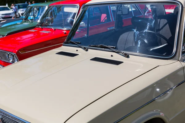 Retro cars parked in row — Stock Photo, Image
