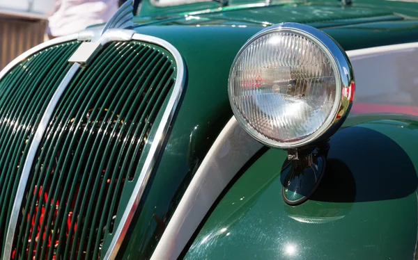 Hlava světle retro auta — Stock fotografie