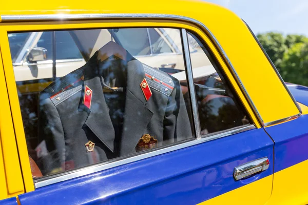 Coche amarillo con traje de policía — Foto de Stock