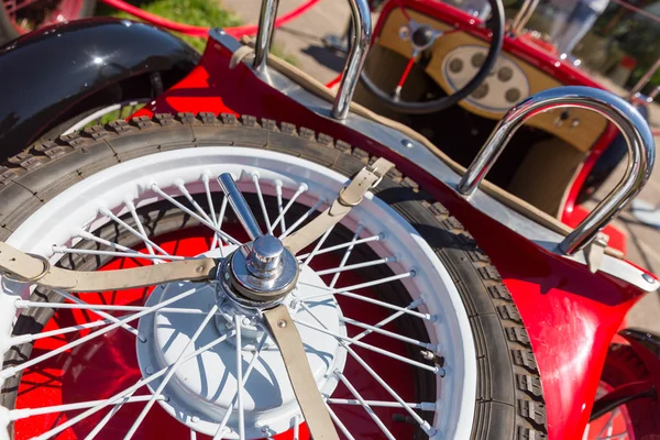 Voiture rétro roue de secours — Photo