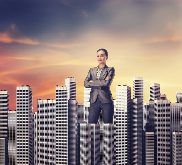 Бізнес-леді, що стоїть біля хмарочосів — стокове фото