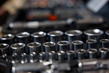 Bir kutunun içinde çeşitli soketler ve anahtarlar koleksiyonu, herhangi bir metal işleme projesi veya ev onarımı görevi için mükemmel