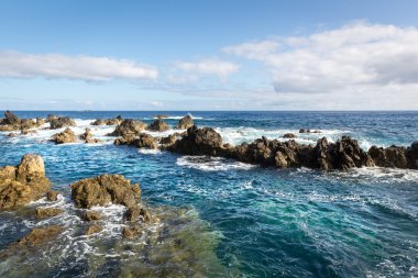 Kaba okyanus dalgaları ile