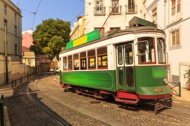 dar Avrupa sokakta tramvay