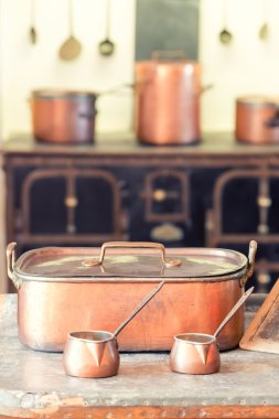 Masanın üzerinde duran Ibriks