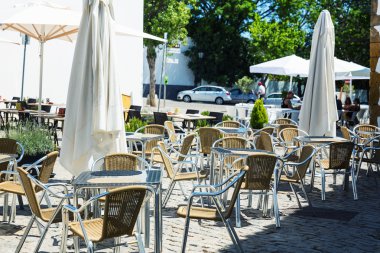 Servis masaları olan restoran.