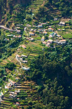 dağlarda küçük şehir