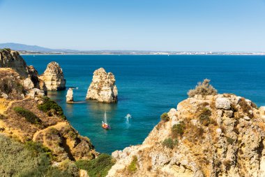 Kayalık uçurum ile okyanusta gemi