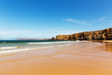 Dalga ile sakin sahil şeridi